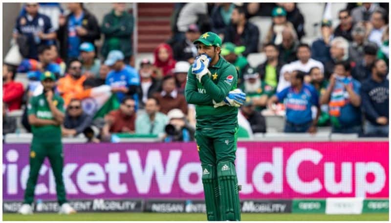 cricket fans criticized sarfaraz ahmed fitness again after comparison of dhoni and him