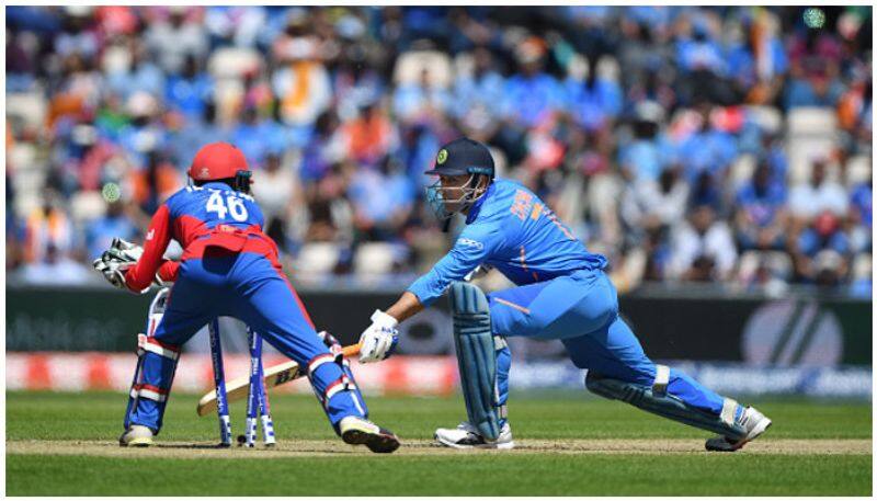 dhoni stumping by young wicket keeper ikram