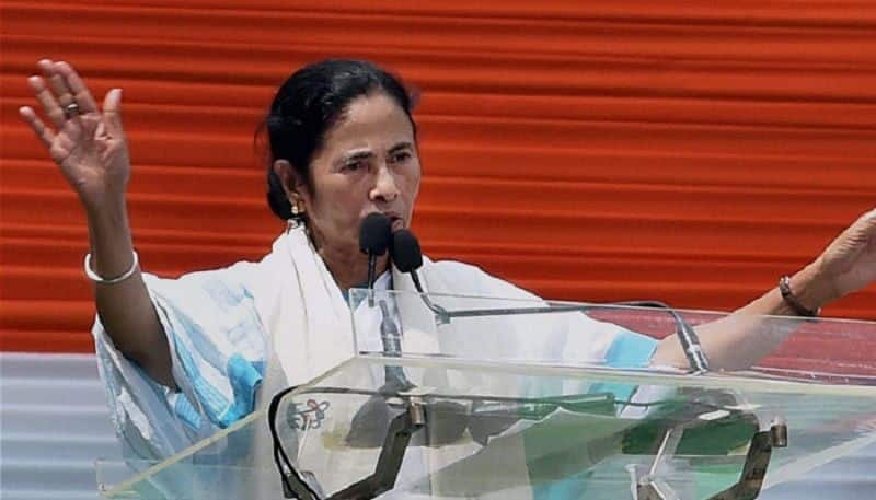 Mamata bannerji slams Bjp on karnataka issue