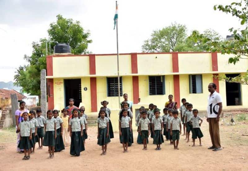 a primary school is running by village people in vizhupuram