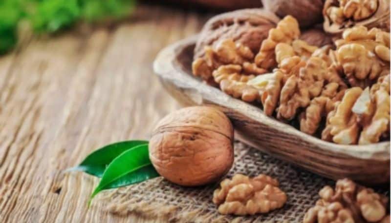 How much nuts you should eat daily to reduce blood pressure