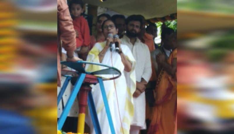 Mamata greeted Jai Shri Ram slogans Bengal CM flags off 623 year old Rath Yatra festival