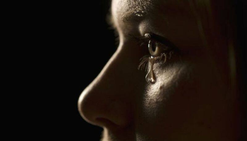 experts explains why men are not crying as much as women