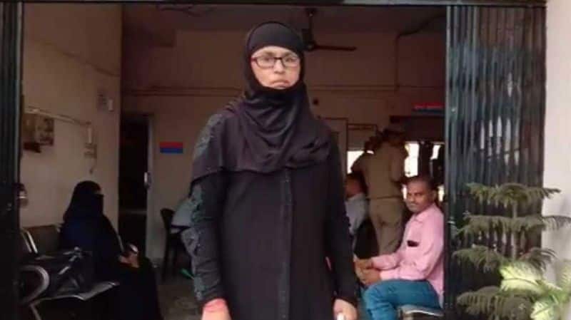 Muslim woman took bjp membership, landlord has put thrown her from house