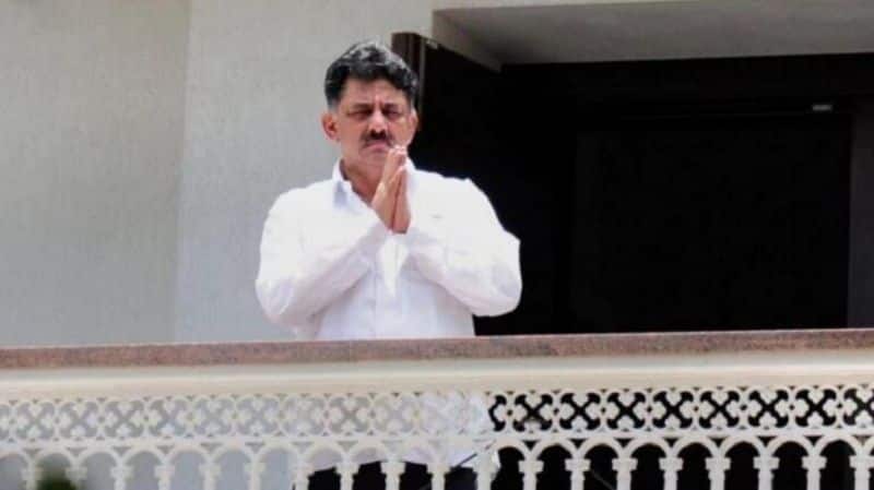 Karnataka Congress leader shivkumar reached at Mumbai to talk rebel MLA