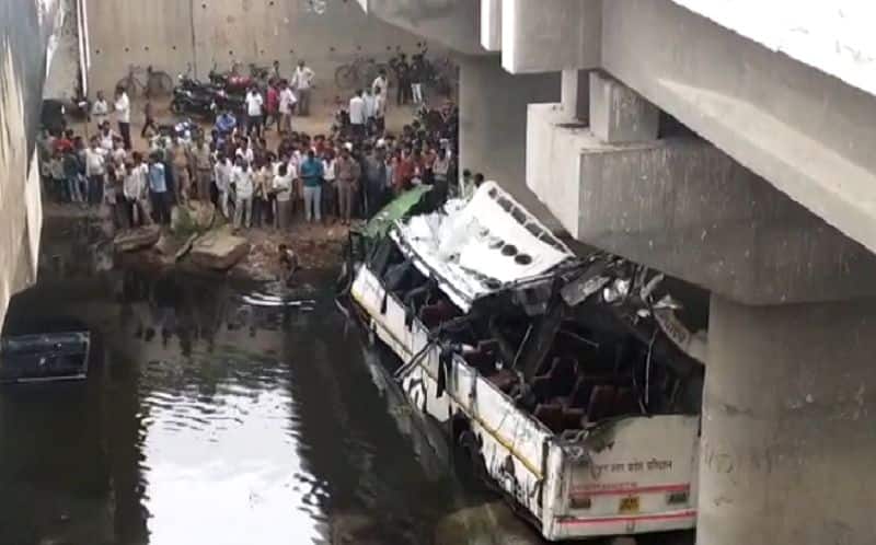 UP government gave clean chit to officers to 29 passanger death bus collapsed in Yamuna expressway