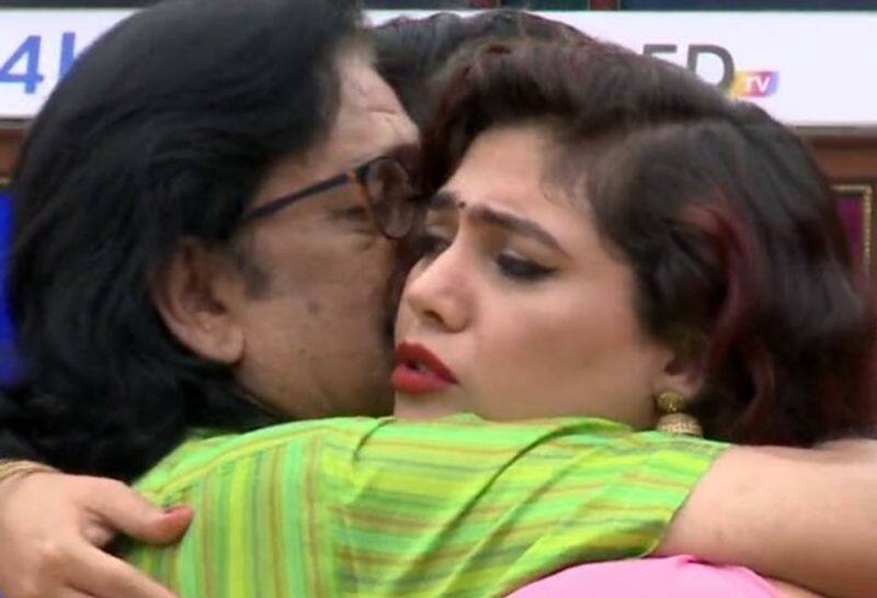 mohan vaidhya used to give hug and kiss to other participants