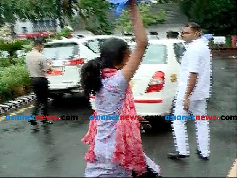 ksu leader shilpa's protest in front of pinarayi vijayan office