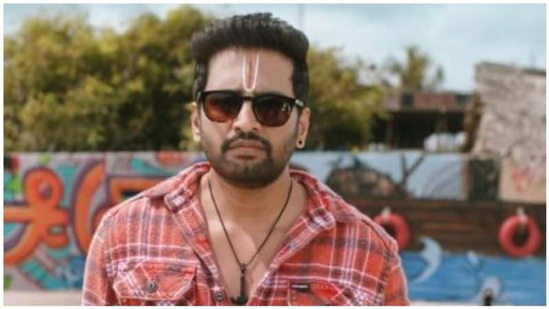 actor santhanam shocking photo