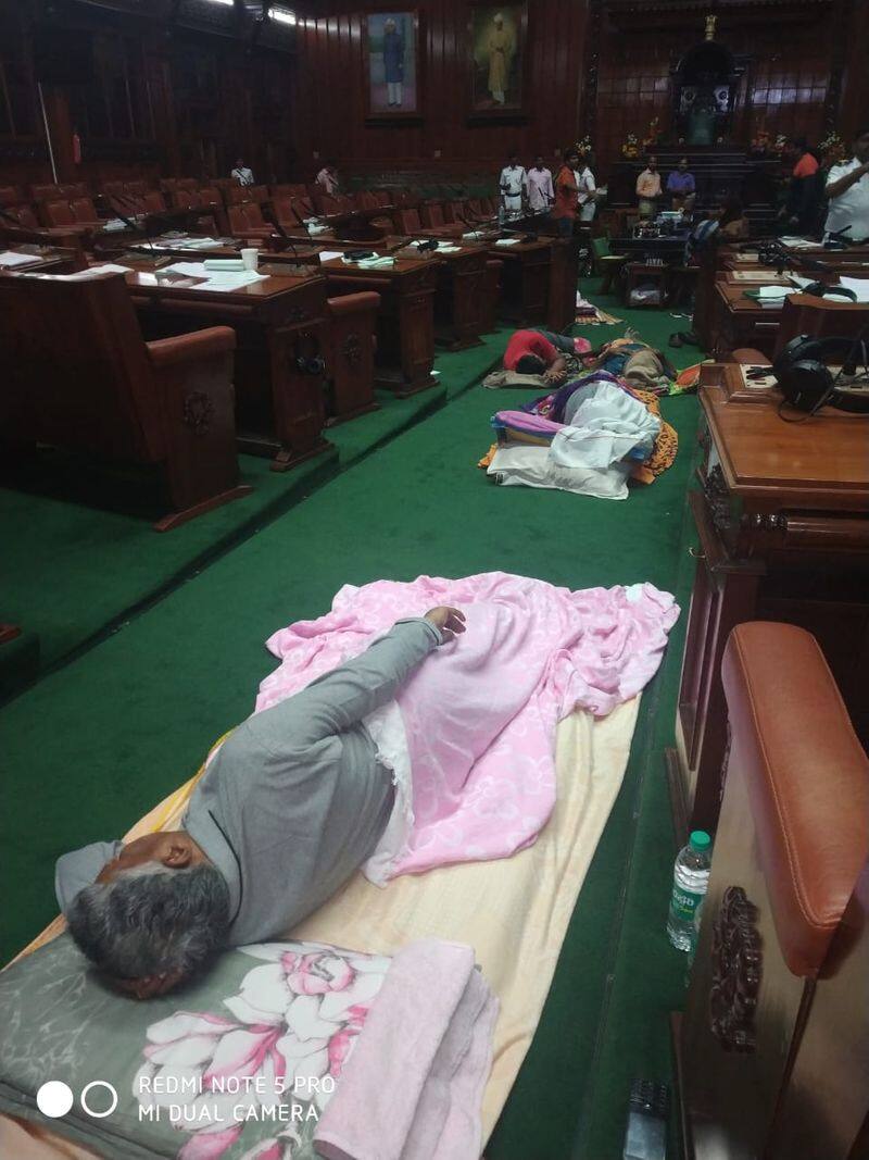 Karnataka Political Crisis BJP whole night dharna in Vidhana Soudha