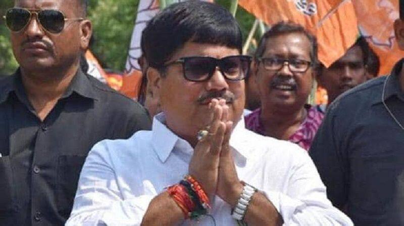 Goons attack on BJP MP Arjun singh in west bengal