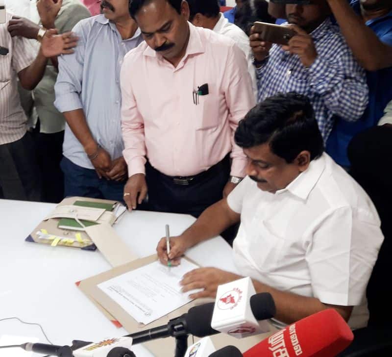 tamilnadu CM edappadi Palanisamy drops IT Minister Manikandan from cabinet