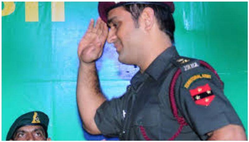 dhoni  Patrol Joins Army in Kashmir