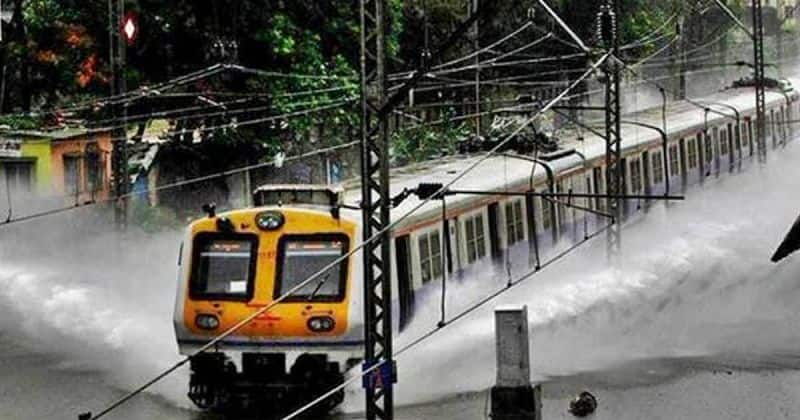 due to heavy rain passenger stuck in train, Plane cancelled in mumbai