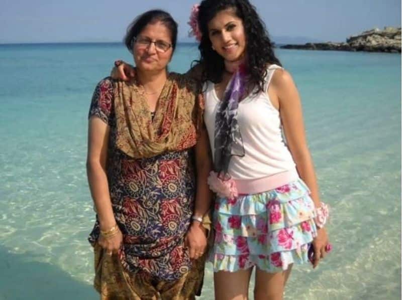 familiar actress  taking snaps with their mother