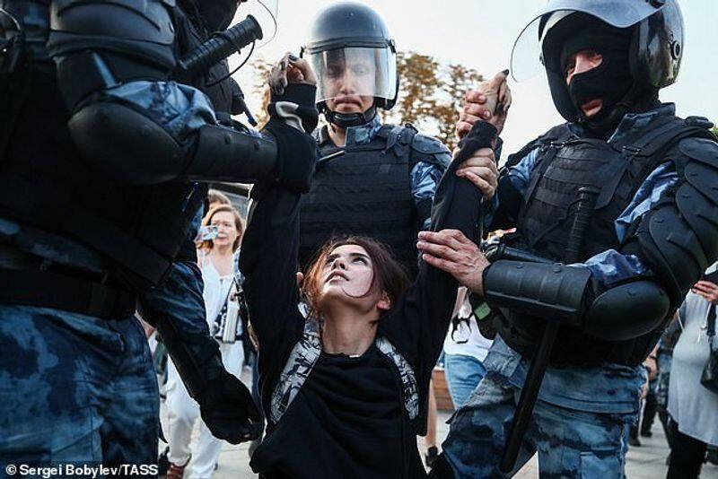Olga Misik girl read constitution in front of police