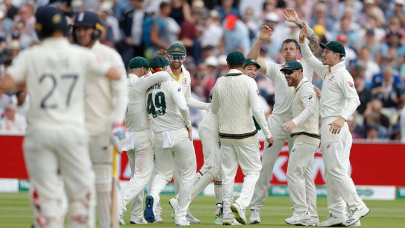england losing wickets in regular interval in ashes second test