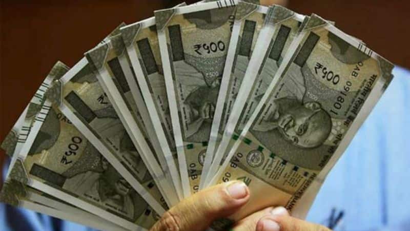 rs 2000 500 currency notes shower from kolkata building during dri raid