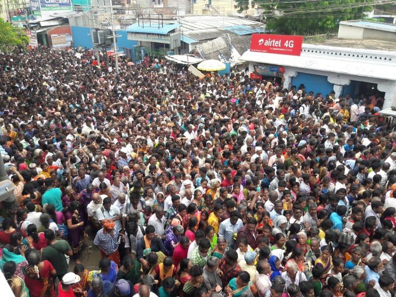 heavy crowd in athivaradar temple only for 48 days