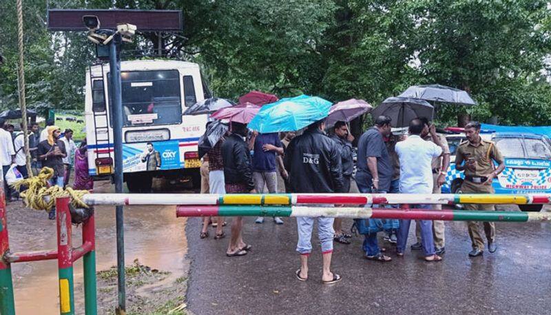 inter state bus stuck in kozhikode mysuru national highway
