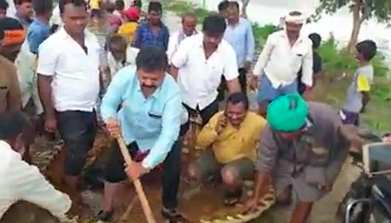Karnataka: BJP MLA oars coracle in shallow waters, gets trolled