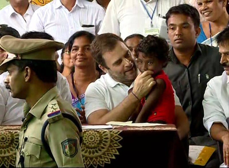 rahul gandhi converses in malayalam to the inmates in relief camps of wayanad
