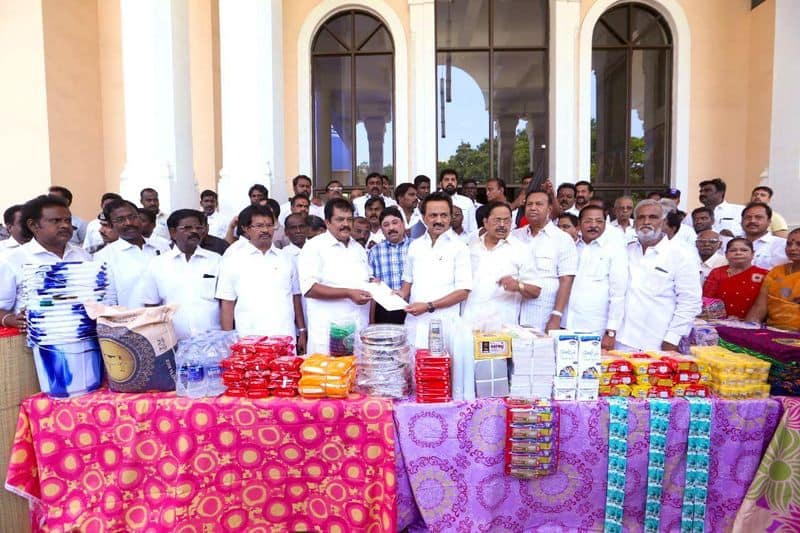 dmk sent things to kerala people who affected by flood