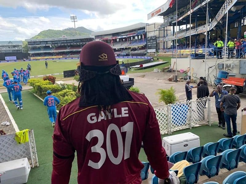 gayle crying appeal to umpire makes laugh the whole stadium video