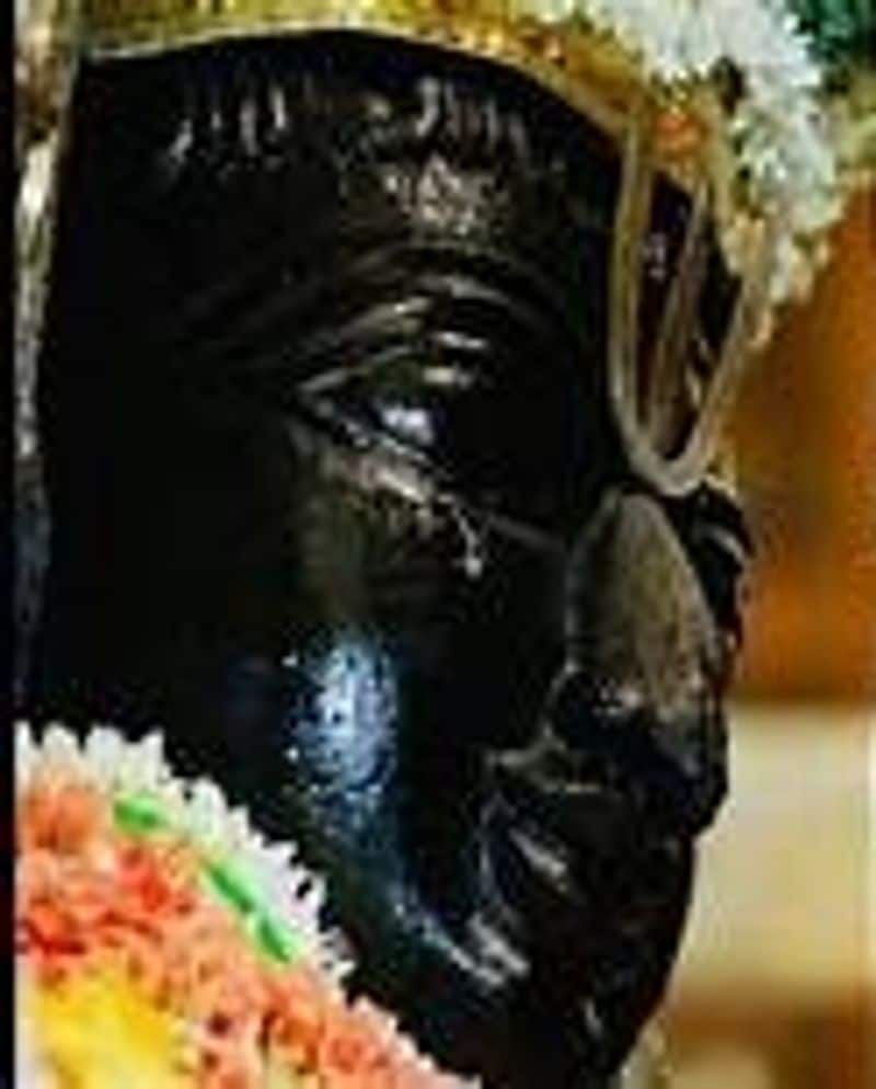 How is the athi varadhar statue? Where? In what position should it be placed?
