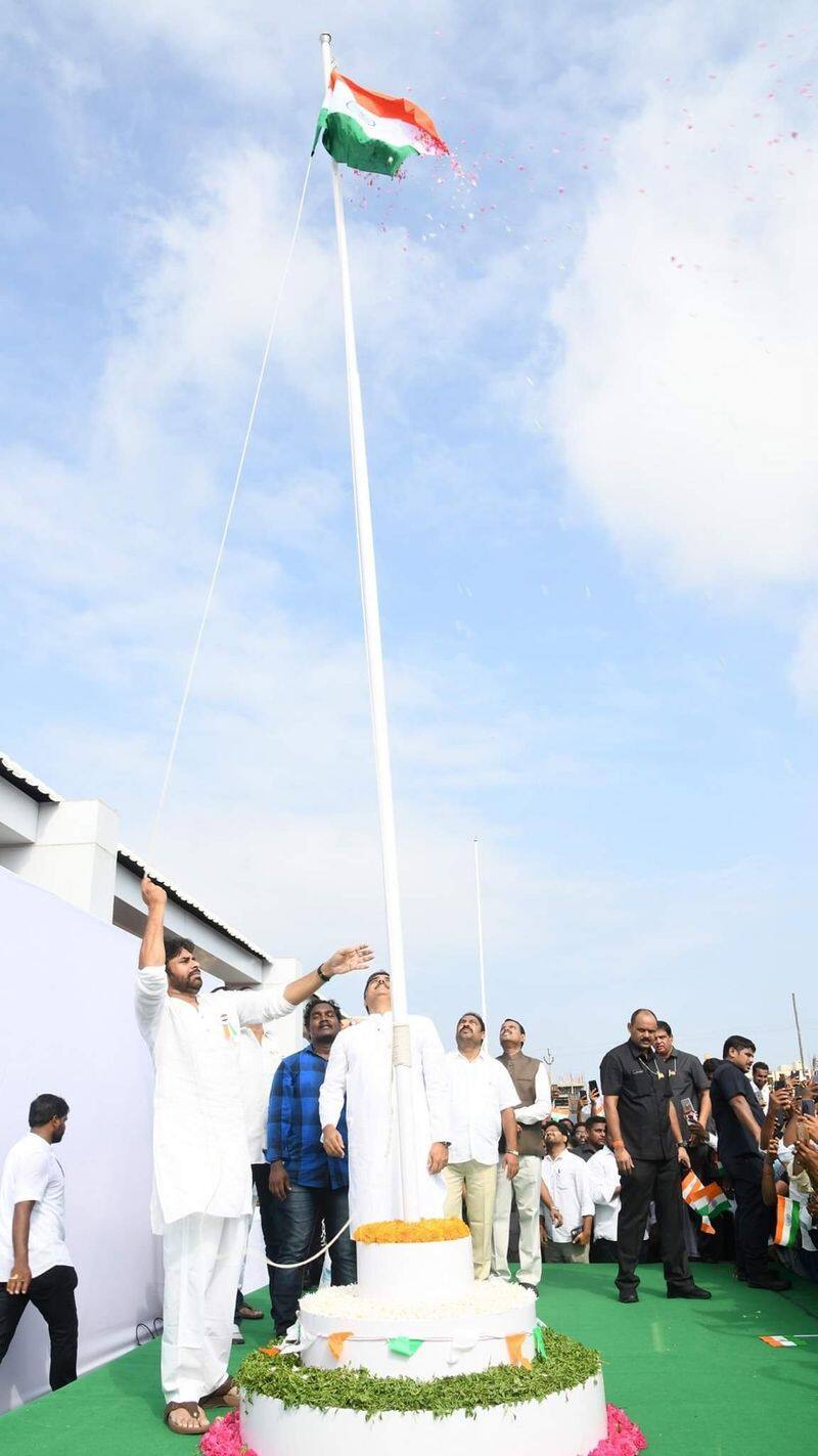 janasena chief pawan kalyan hoist national flag at mangalagiri