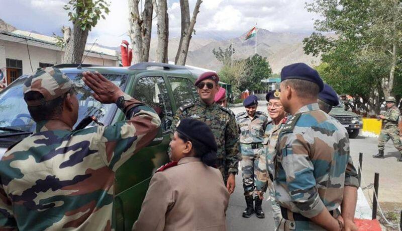 dhoni celebrated 73rd independance day   along with other soldiers in ladakh