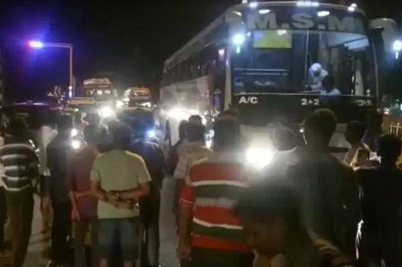 passengers made protest in trichy as the bus goes slowly