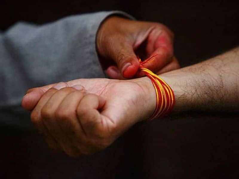 student tie rope in their hands