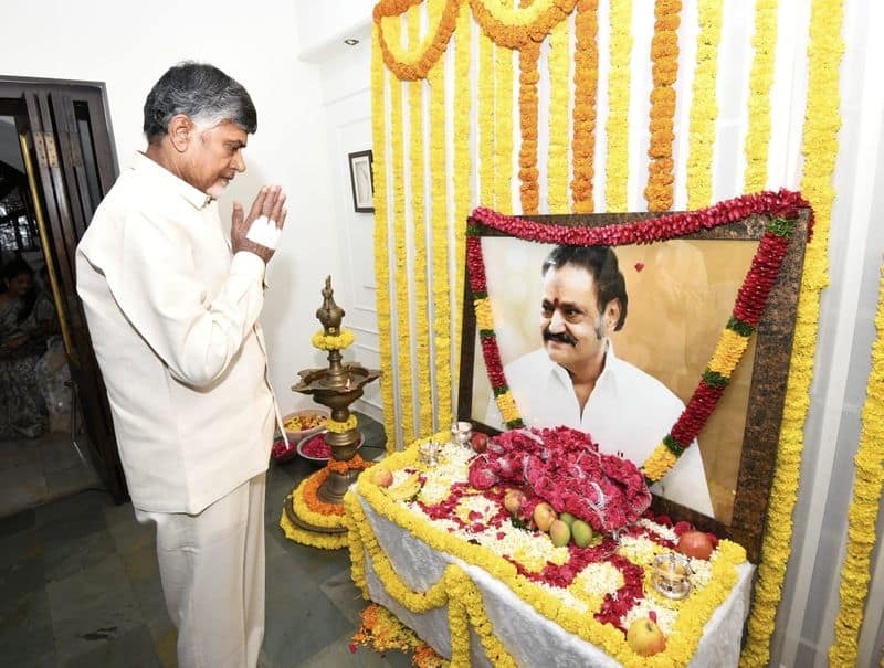 chandra babu naidu paying floral tributes to Nandamuri Hari krishna vardhanthi