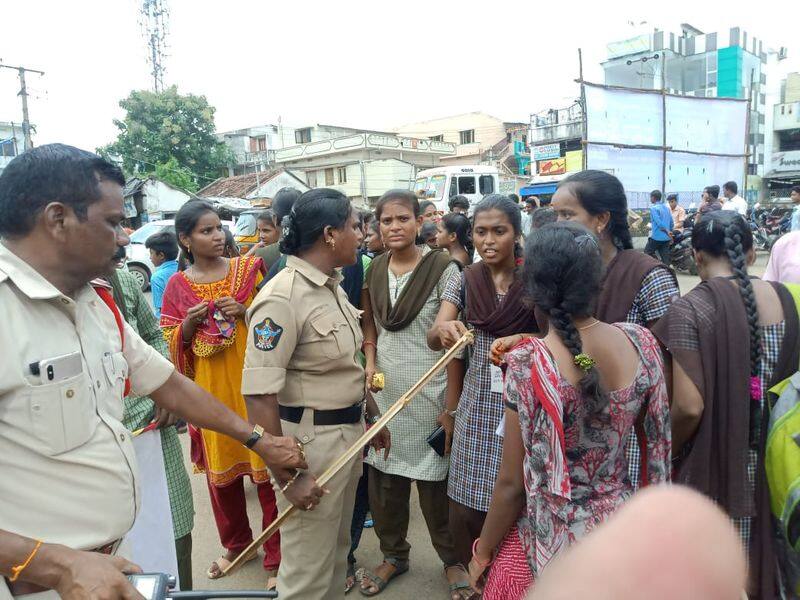 police lotty charge on students in vizianagaram