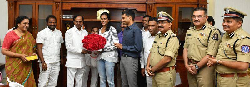 PV Sindhu Felicitated by CM KCR at Pragathi Bhavan