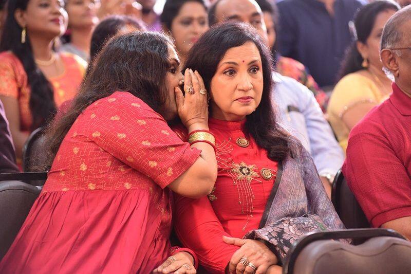 news reader fathima babu reveals some secret with sandya rajagopal in a function &a photo goes viral in social network