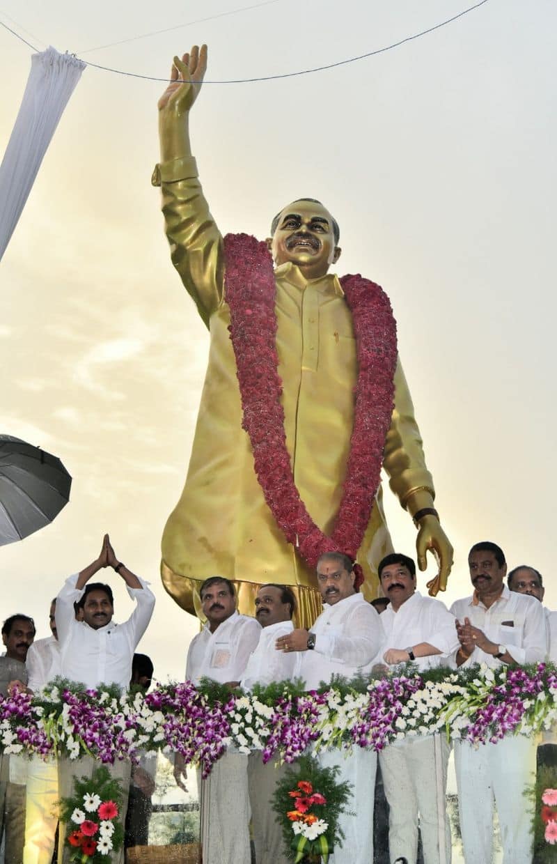 ap cm ys jagan inaugurates ysr statue in vijayawada