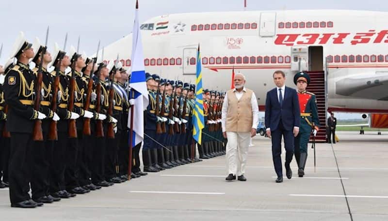 Prime Minister Narendra Modi meets President Vladimir Putin; Stresses on bond between India, Russia