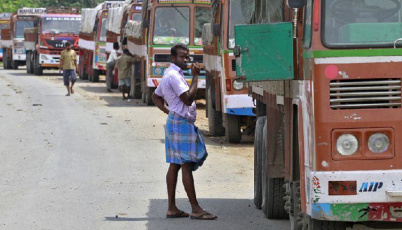 Traffic fines: Drivers wearing lungi-vest to be fined Rs 2,000 in Lucknow