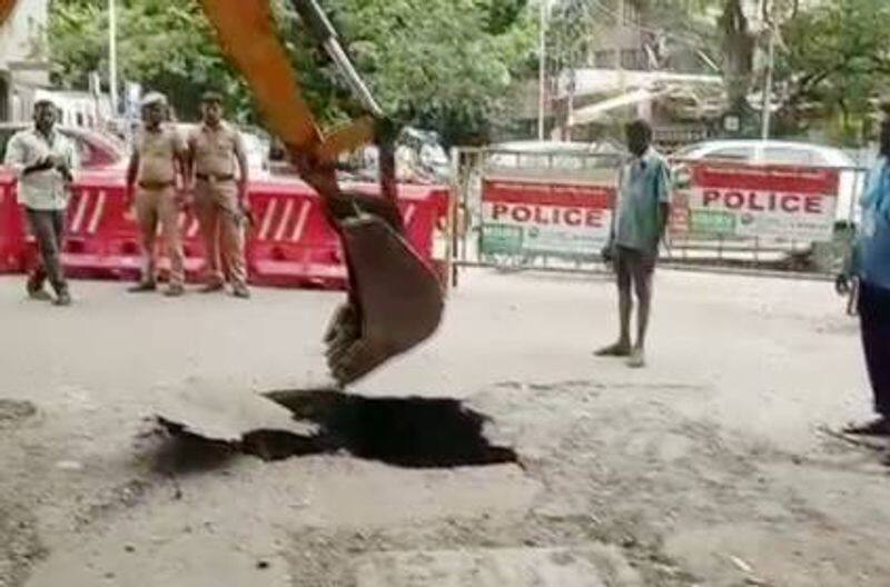 sudden hole in chennai roads