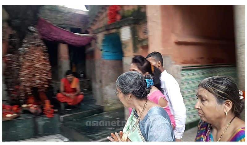 pm modis wife Jashodaben conducts special prayers for modi