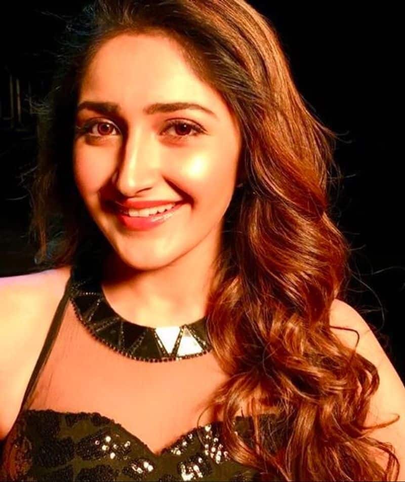 actress Sayyeshaa live chat today for fans