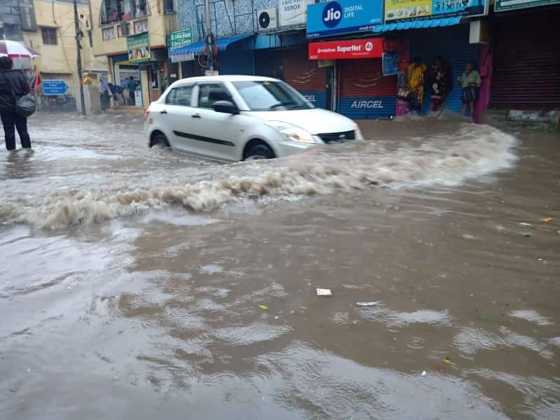 Heavy rain  early in the morning .. Chennai turned into a flood .. Warning that it will continue.