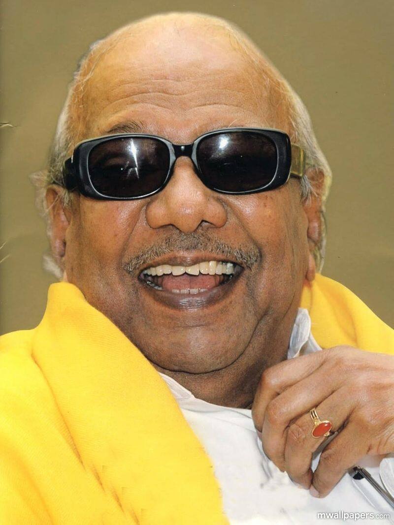 dmk ex leader karunanidhi gave apple piece and small story