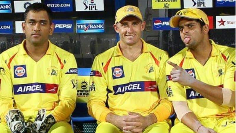 mike hussey picks better captain between ponting and dhoni