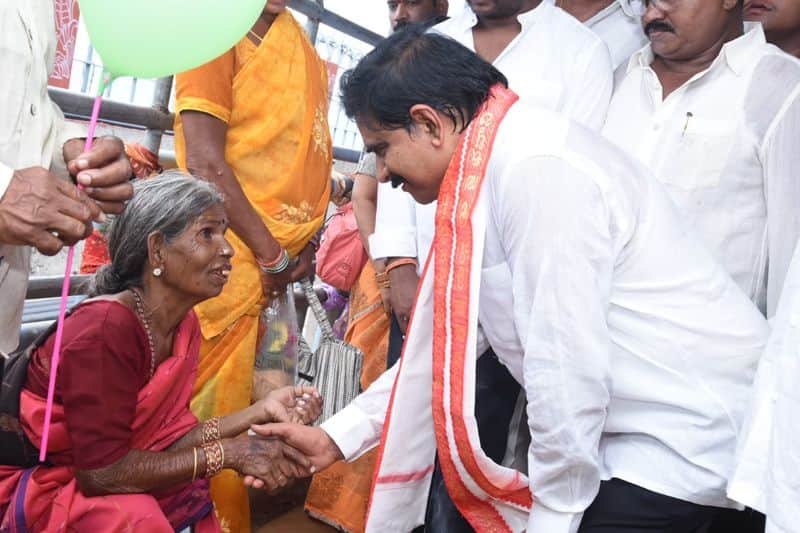 tdp senior leader, ex minister devineni uma maheswara rao visited durga temple