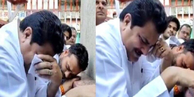 samajwadi party senior leader  crying under gandhi statue  video is vairaling now