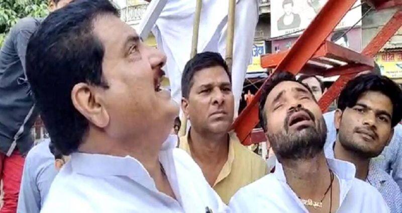 samajwadi party senior leader  crying under gandhi statue  video is vairaling now