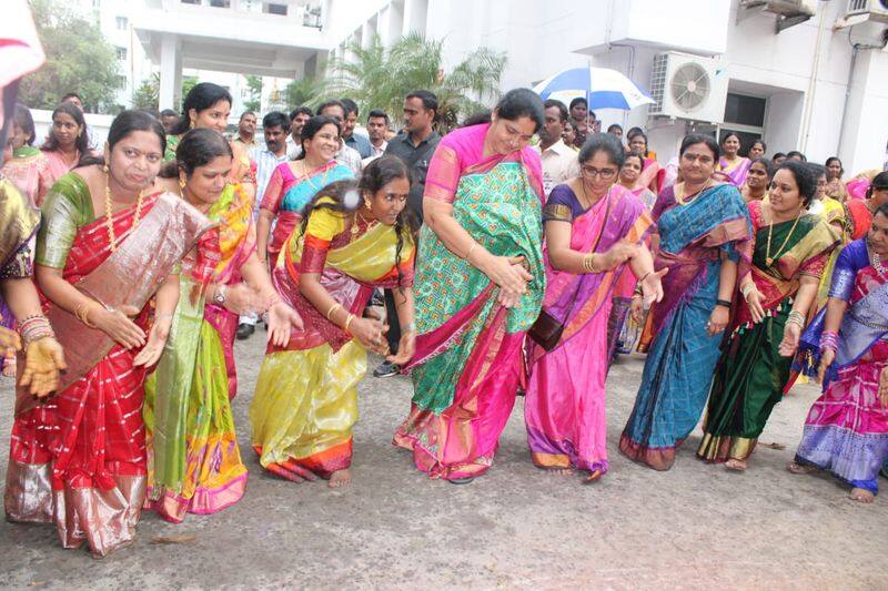 minister satyavathi rathod participated in bathukamma celebrations